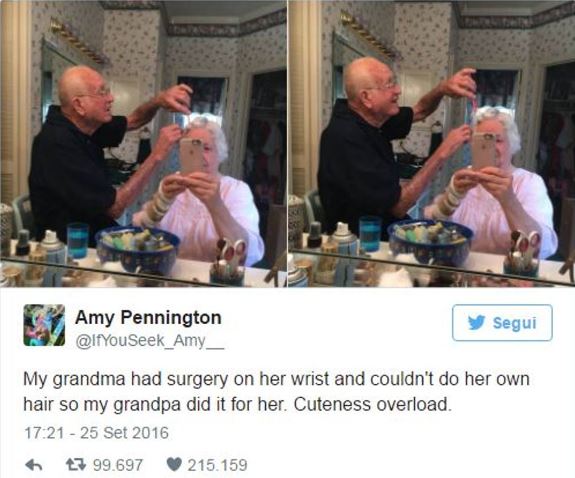 Una donna anziana si scatta un selfie mentre si trova dal parrucchiere